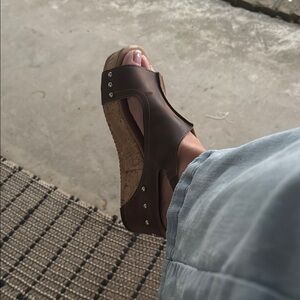 Source Unknown Brown and Silver Sandals Slip-On Peep-Toe